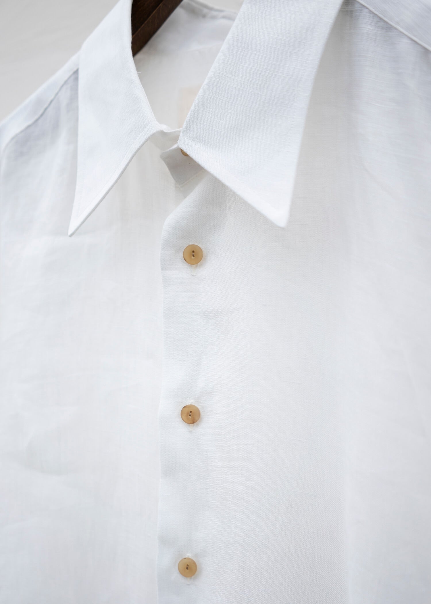 ZIIIN "BEARSLEY" LONG POINT COLLAR SHIRT / WHITE