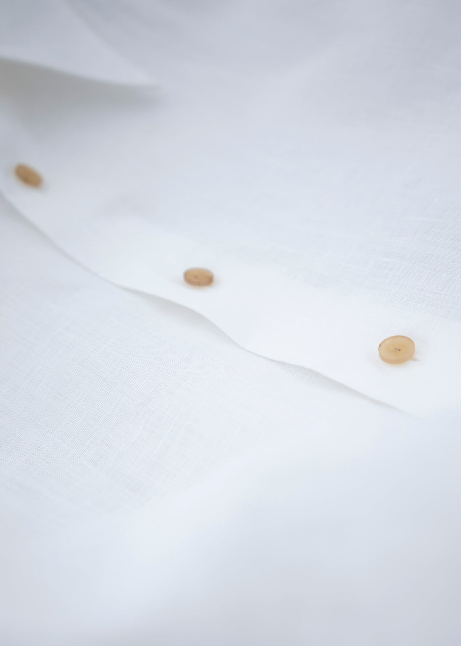 ZIIIN "BEARSLEY" LONG POINT COLLAR SHIRT / WHITE