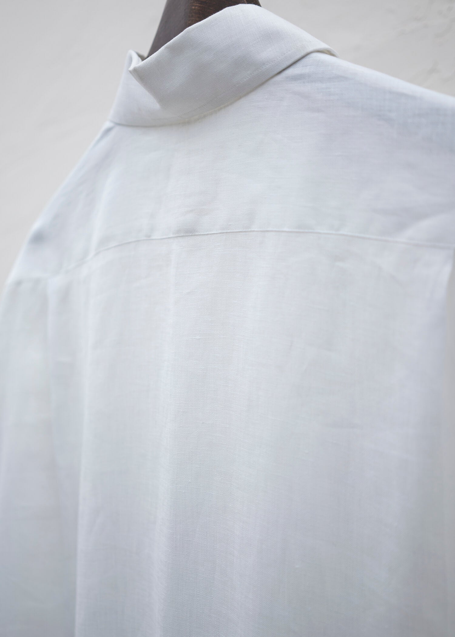 ZIIIN "BEARSLEY" LONG POINT COLLAR SHIRT / WHITE