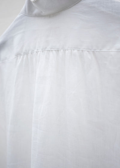ZIIIN KAFKA STAND COLLAR GATHER SHIRT / WHITE