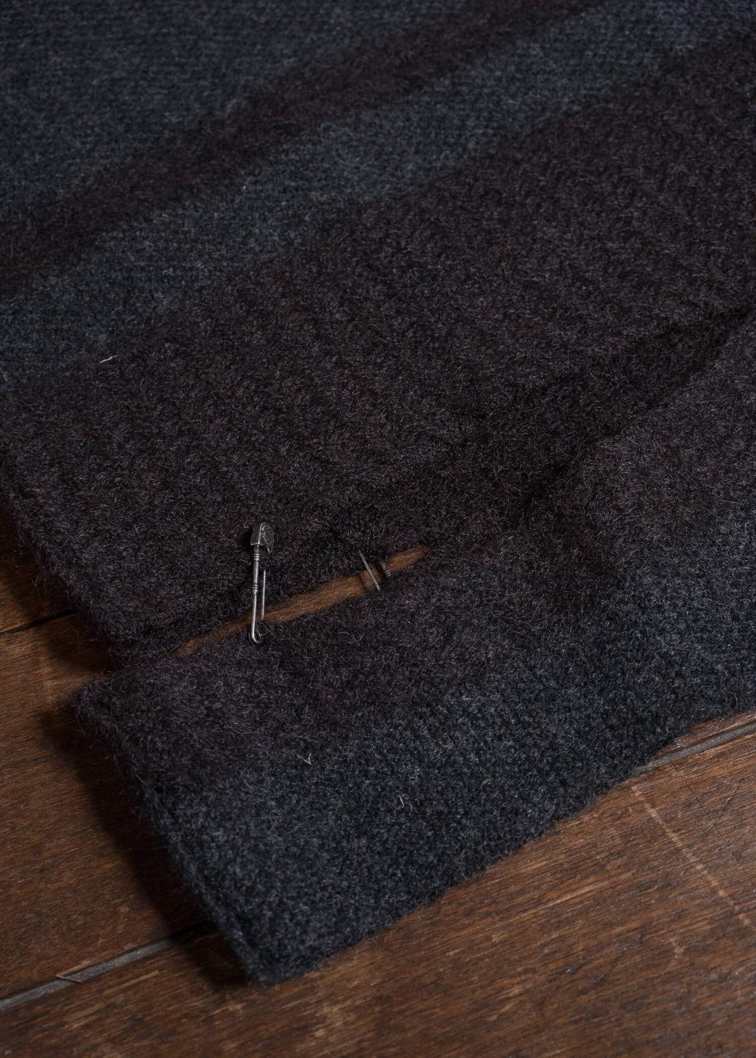 Professor.E DECONSTRUCTED CROPPED SWEATER BLACK 26FW-PE-KT-04