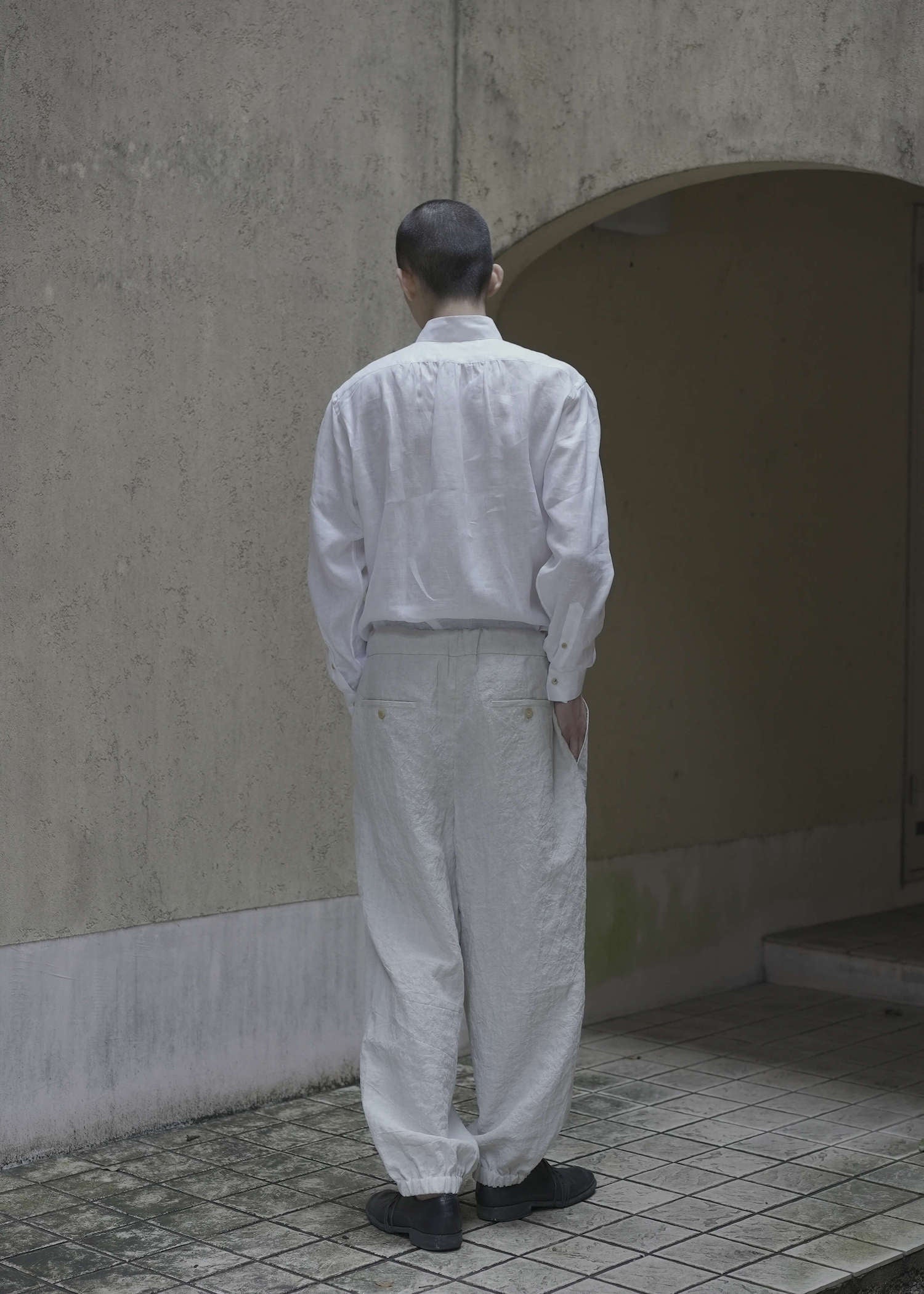 """"""""KAFKA"""""""" STAND COLLAR GATHER SHIRT / WHITE