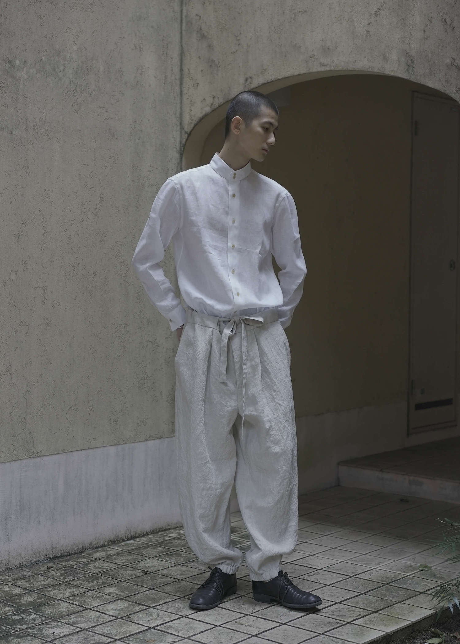 ZIIIN KAFKA STAND COLLAR GATHER SHIRT / WHITE