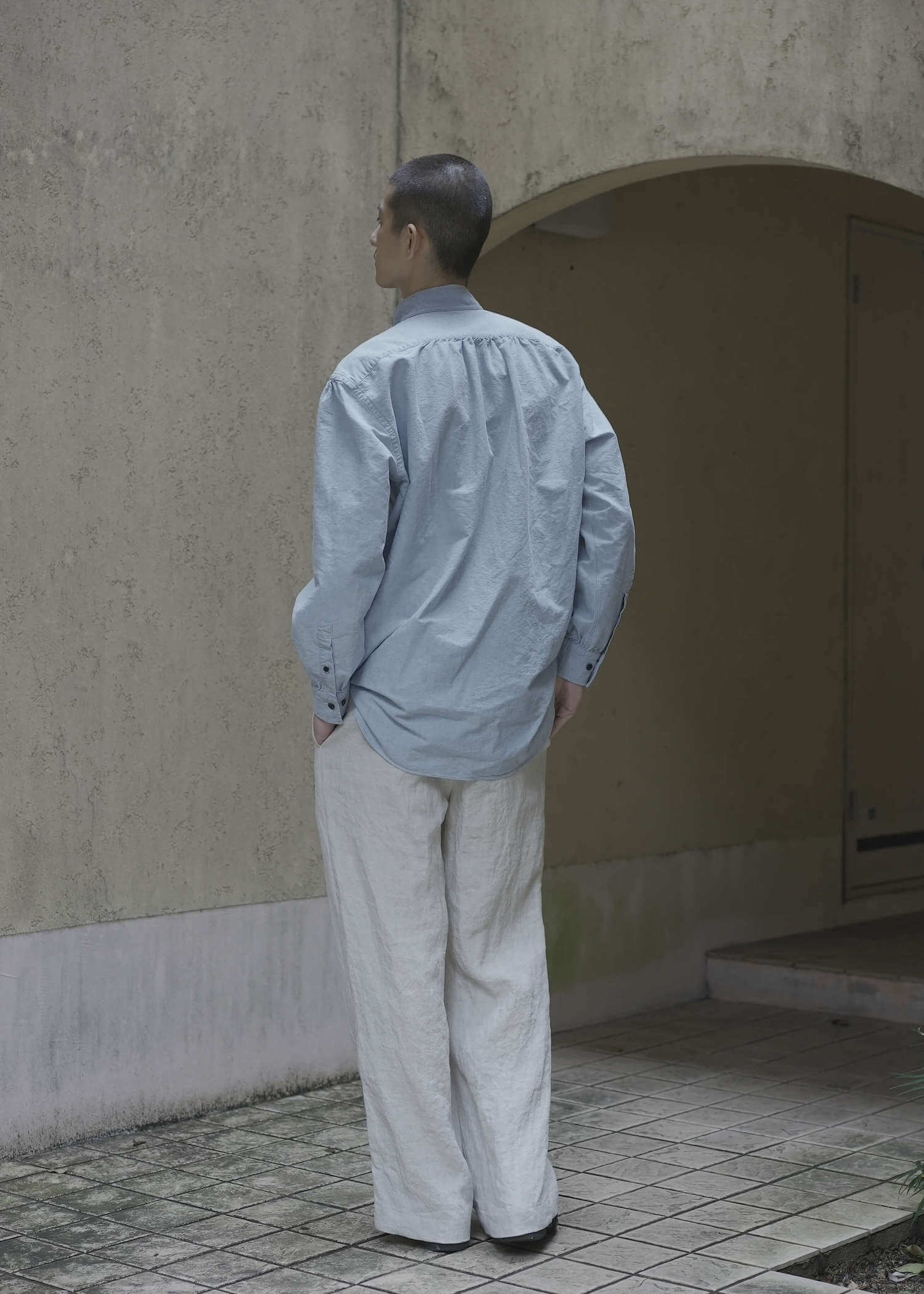 ZIIIN """"""""KAFKA"""""""" STAND COLLAR GATHER SHIRT / INDIGO