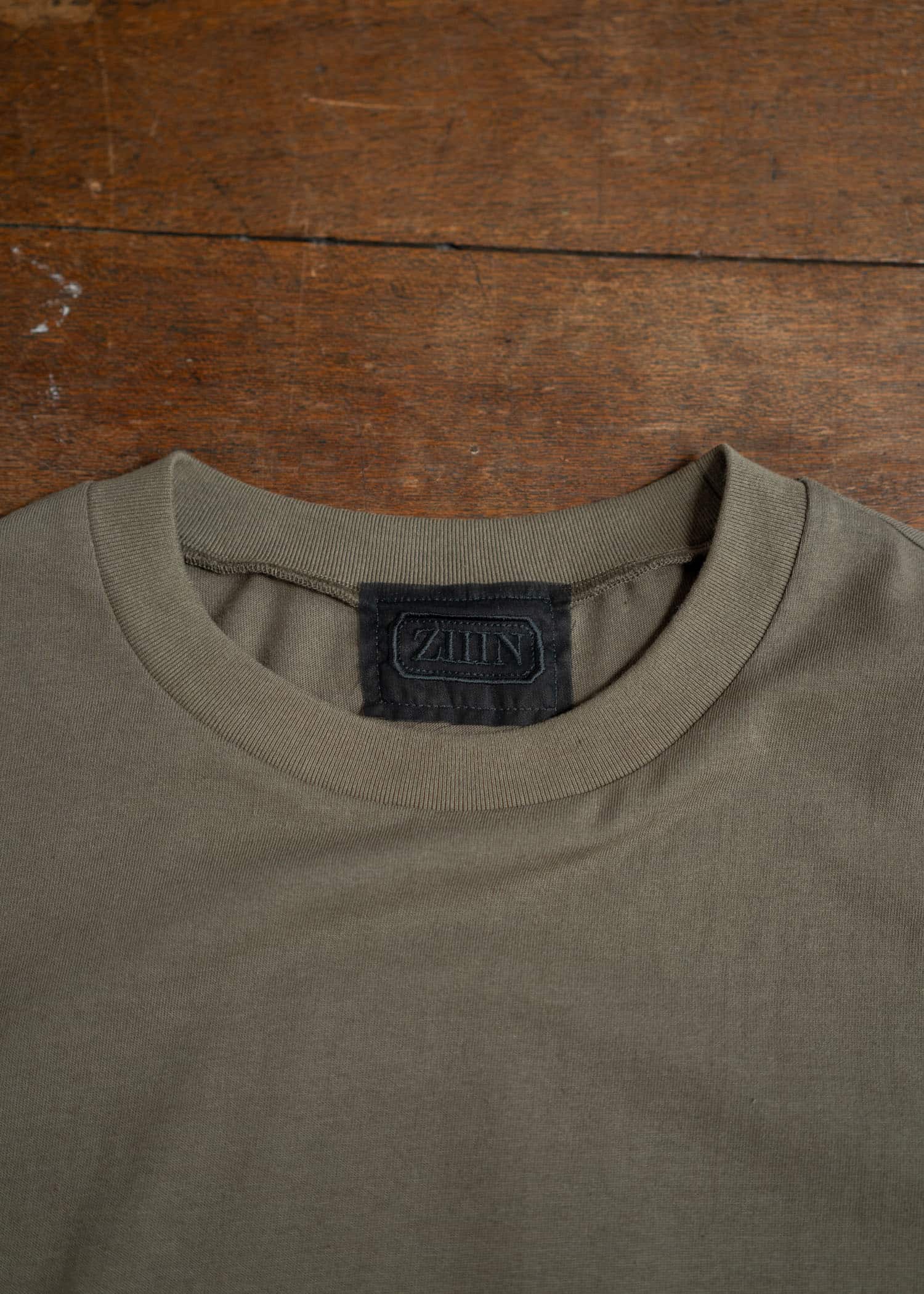 ZIIIN WIDE TEE ARMY GREEN