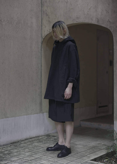 ZIIIN "KODARMA" 2 TUCK WIDE SHORT PANT / BLACK