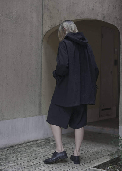 ZIIIN "KODARMA" 2 TUCK WIDE SHORT PANT / BLACK
