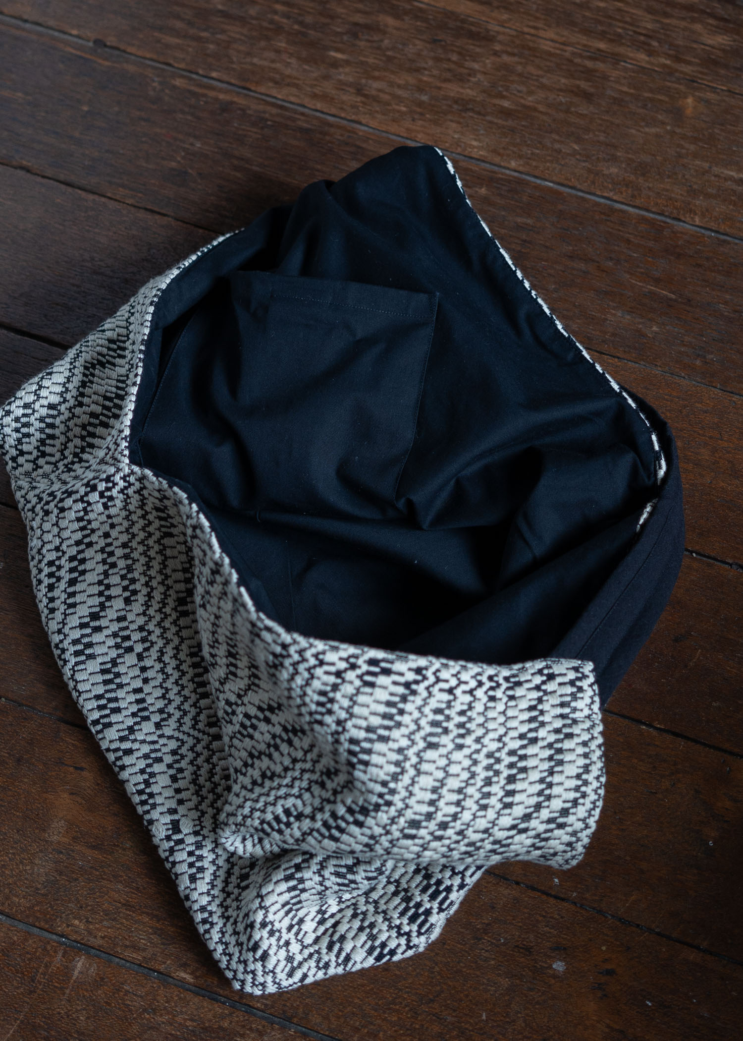 JAN-JAN VAN ESSCHE BAG#36 TSUNO BUKURO STYLE HAND WOVEN BAG WITH INSIDE POCKET BROKEN WAVES BLACK AND WHITE