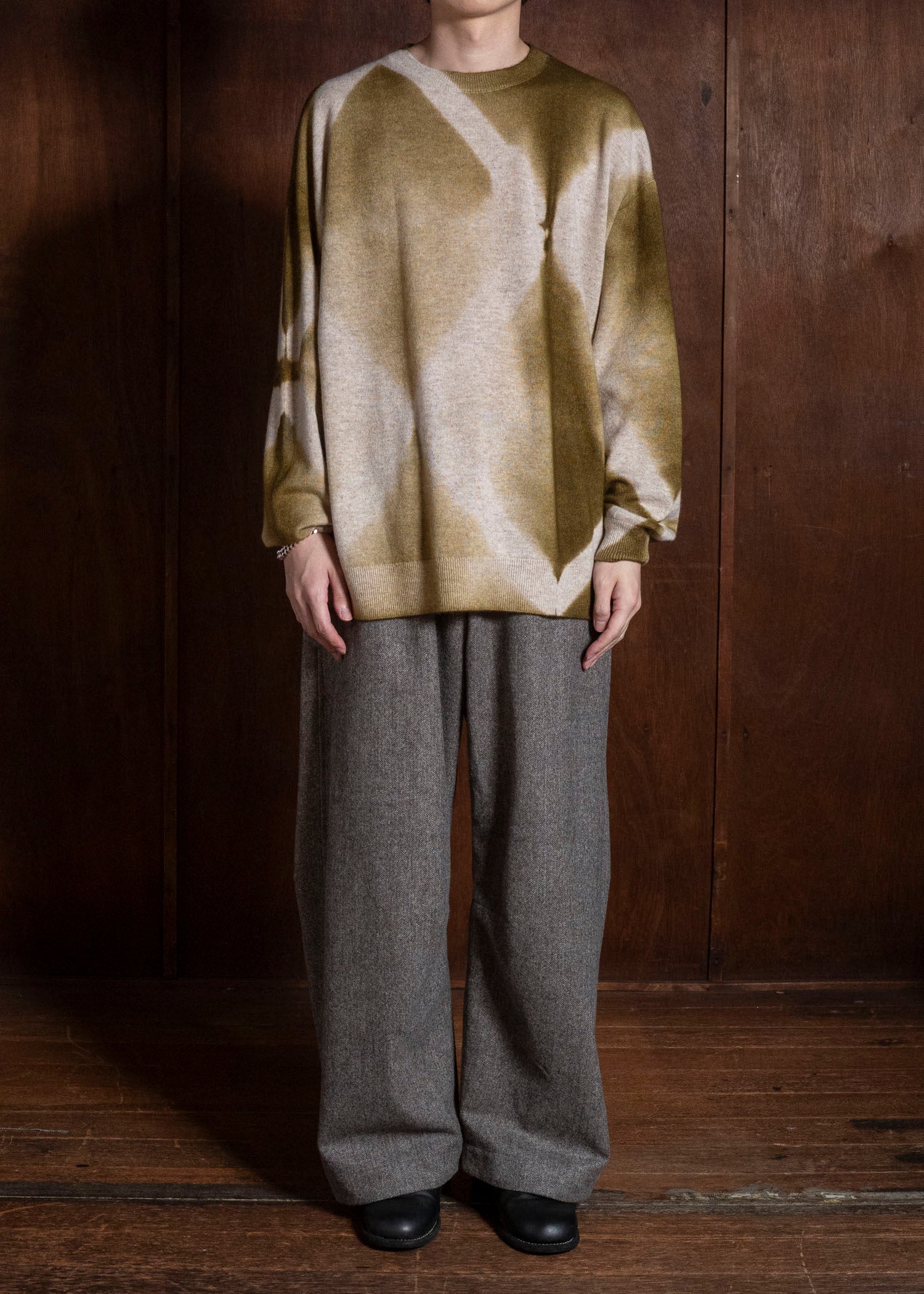 SUZUSAN Otsukei Exclusive Crew neck Cashmare Knit itajime shibori X Dark Olive - Beige