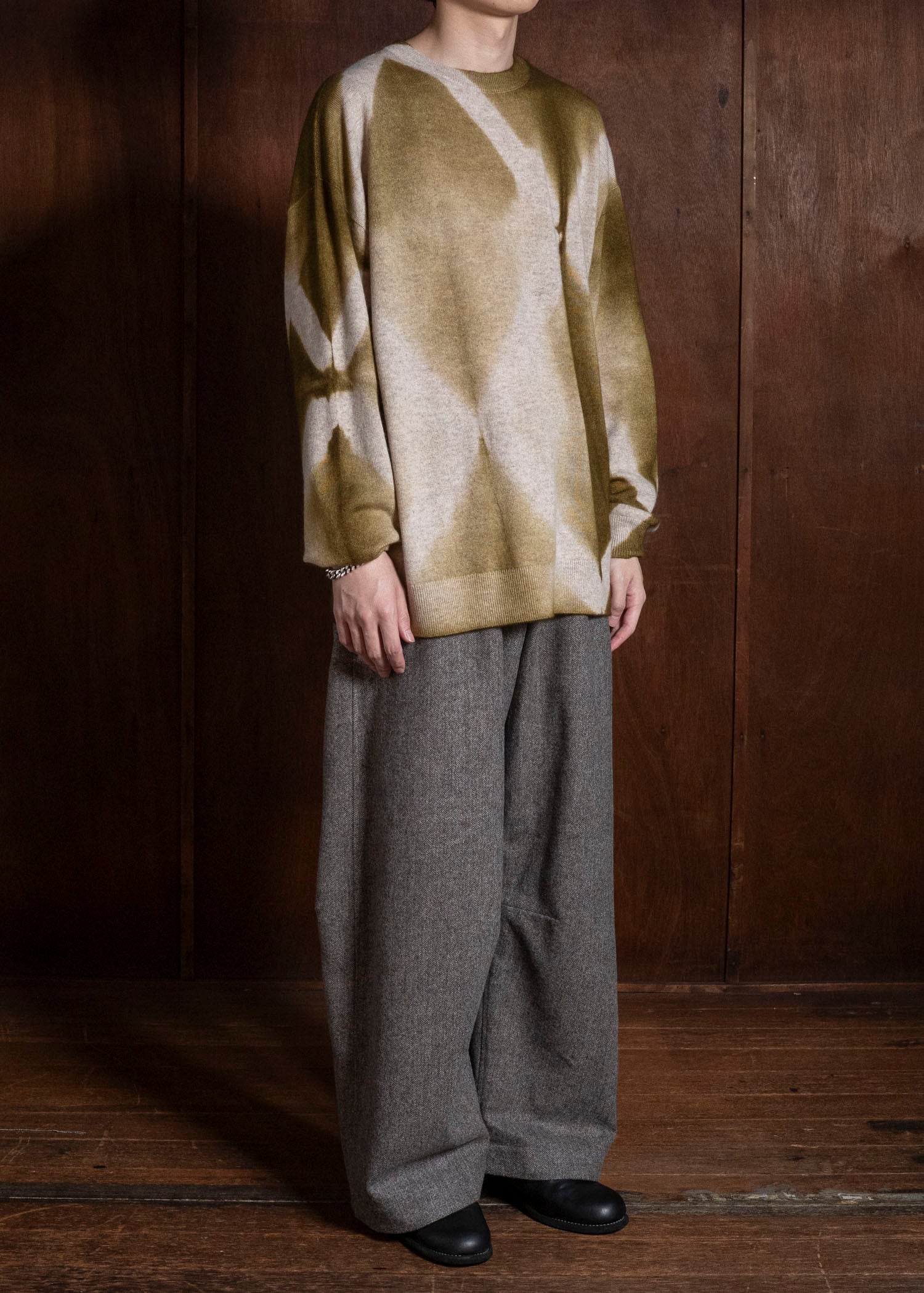 SUZUSAN Otsukei Exclusive Crew neck Cashmare Knit itajime shibori X Dark Olive - Beige