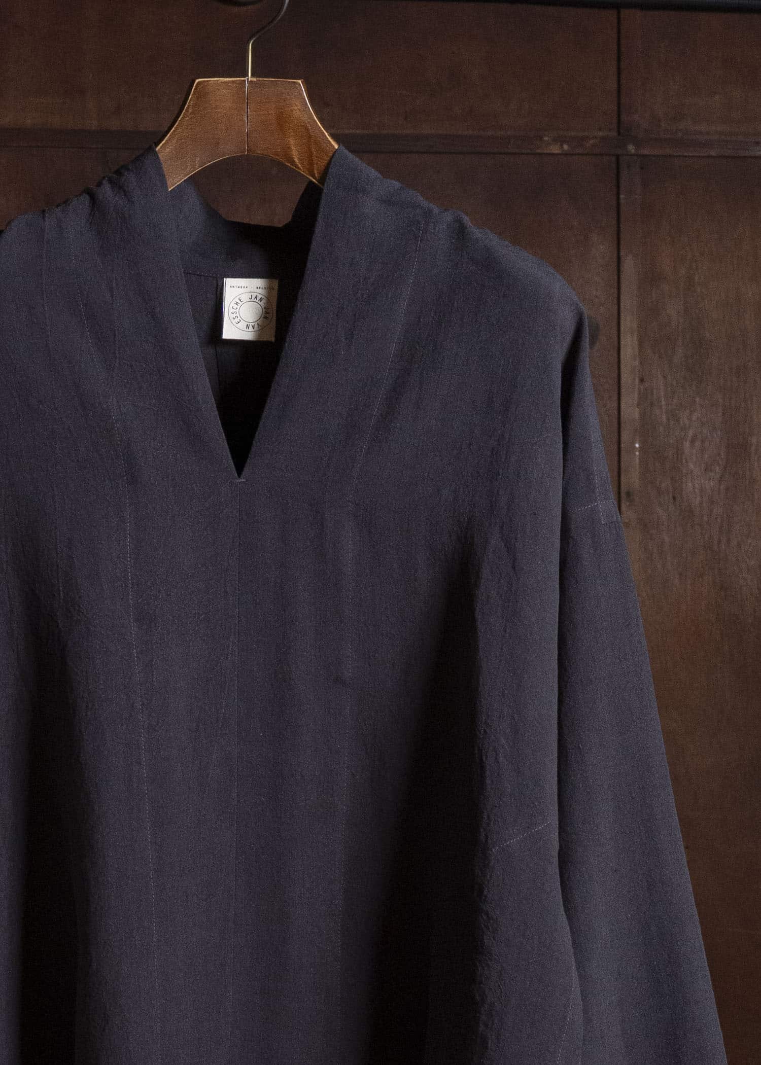JAN-JAN VAN ESSCHE TUNIC#42 KIMONO COLLAR LOOSE FIT TUNIC WITH KNIFE PLEAT Linen Silk Shirting | Sumi Kuro