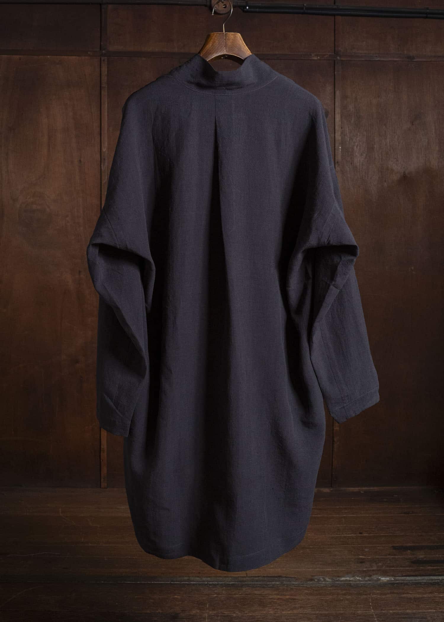 JAN-JAN VAN ESSCHE TUNIC#42 KIMONO COLLAR LOOSE FIT TUNIC WITH KNIFE PLEAT Linen Silk Shirting | Sumi Kuro