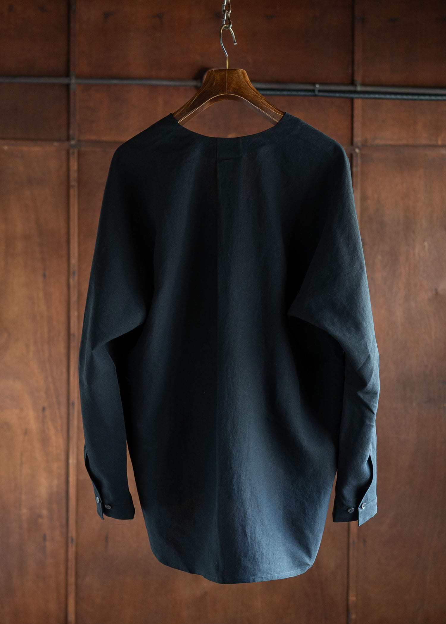 JAN-JAN VAN ESSCHE JAN-JAN VAN ESSCHE ヤンヤン ヴァン エシュ JAN-JAN VAN ESSCHE ヤンヤン ヴァン エシュ SHIRT#99 LOOSE FIT SHIRT WITH DEEP V-NECK WASHI SHIRTING BLACK