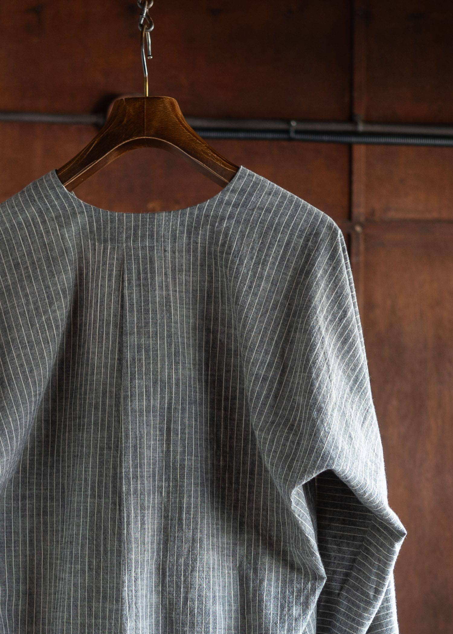 JAN-JAN VAN ESSCHE JAN-JAN VAN ESSCHE ヤンヤン ヴァン エシュ SHIRT#99 LOOSE FIT SHIRT WITH DEEP V-NECK COTTON SHIRTING GREY STRIPED メンズ