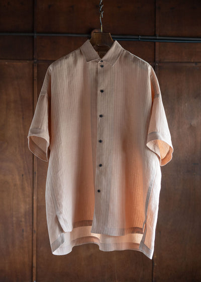 JAN-JAN VAN ESSCHE SHIRT#98 SHORT SLEEVE SHIRT WITH SIDESPLITS AND ASYMMETRICAL PLEAT IN THE BACK LINEN SHIRTING UME NATURAL PLUM DYE
