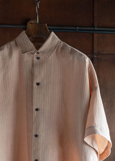 JAN-JAN VAN ESSCHE SHIRT#98 SHORT SLEEVE SHIRT WITH SIDESPLITS AND ASYMMETRICAL PLEAT IN THE BACK LINEN SHIRTING UME NATURAL PLUM DYE