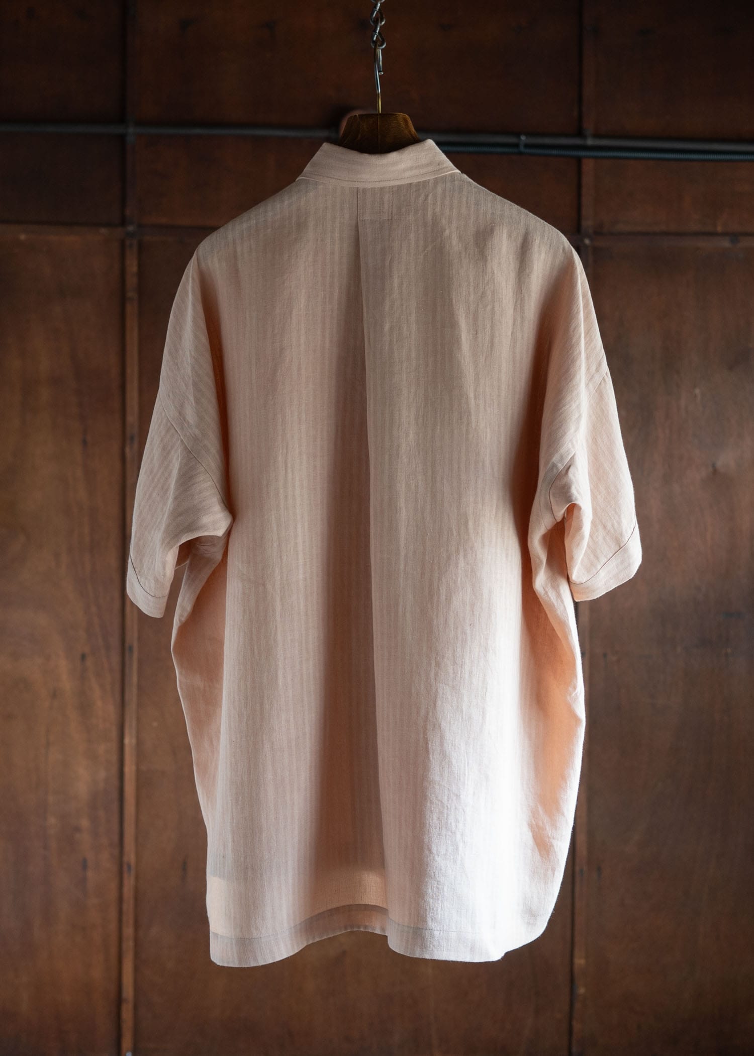 JAN-JAN VAN ESSCHE SHIRT#98 SHORT SLEEVE SHIRT WITH SIDESPLITS AND ASYMMETRICAL PLEAT IN THE BACK LINEN SHIRTING UME NATURAL PLUM DYE