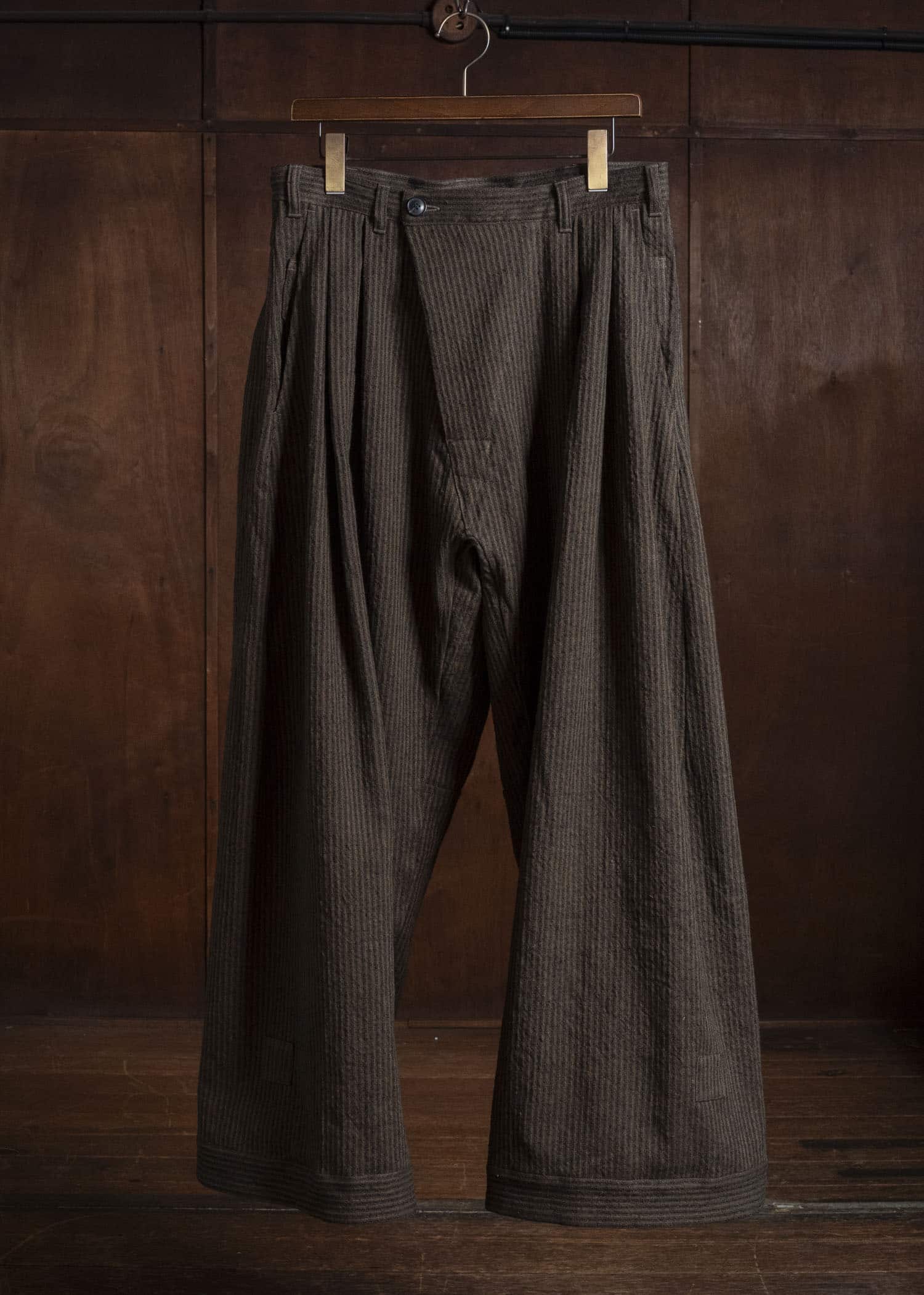 JAN-JAN VAN ESSCHE TROUSERS#93 DOUBLE PLEATED TROUSERS WITH BUTTONSYSTEM AT HEM Hemp Co Reed Twill | Khaki Striped