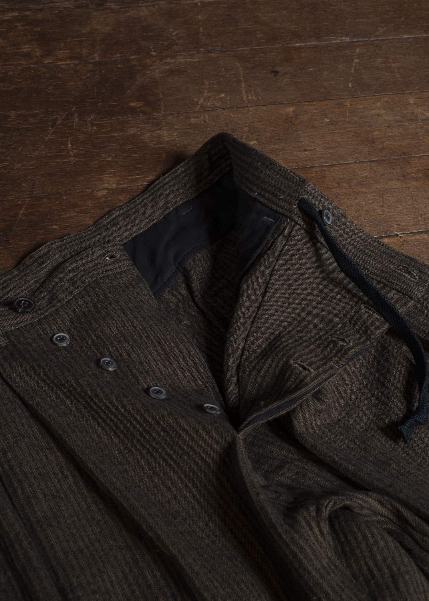JAN-JAN VAN ESSCHE TROUSERS#93 DOUBLE PLEATED TROUSERS WITH BUTTONSYSTEM AT HEM Hemp Co Reed Twill | Khaki Striped