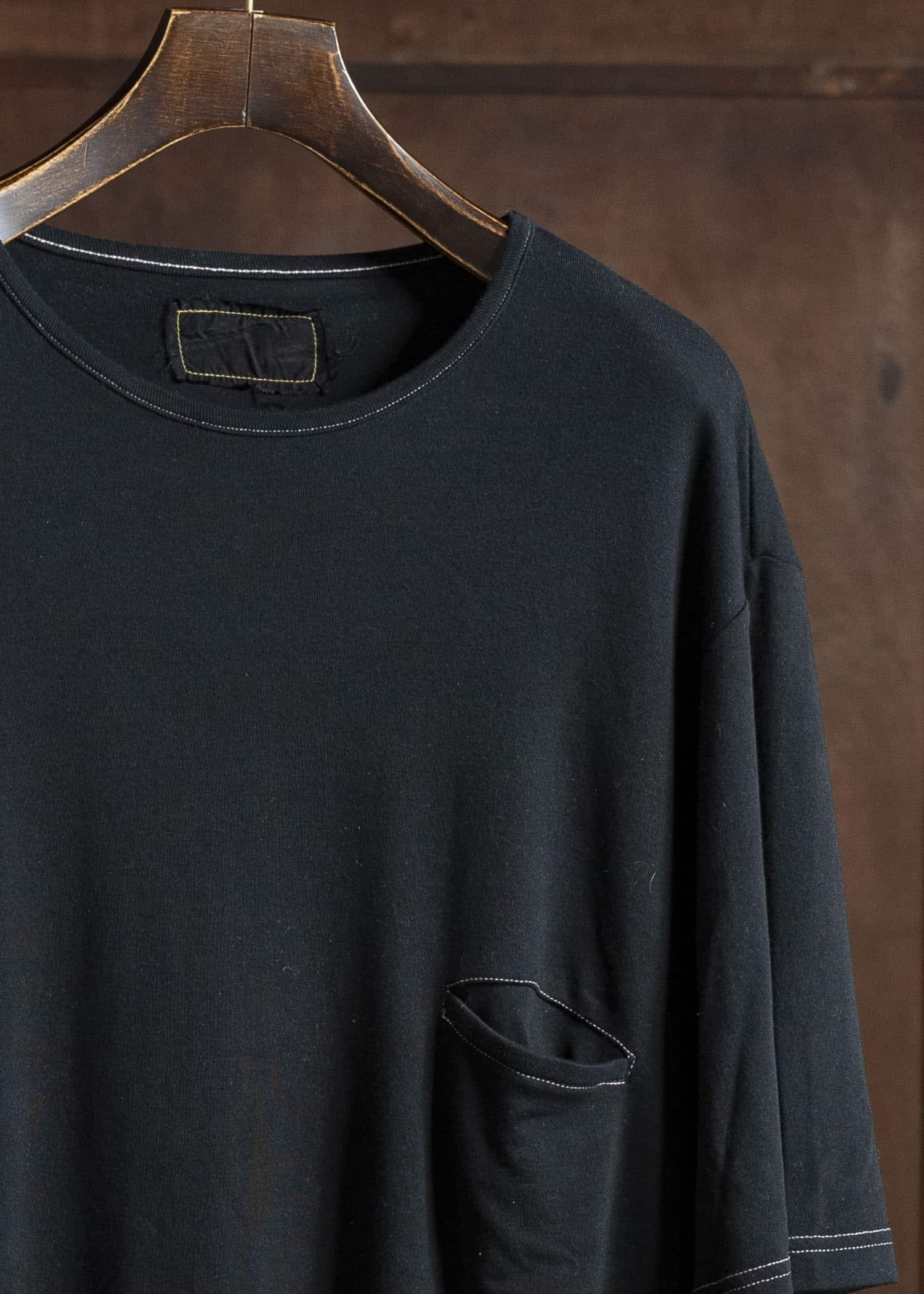 ZIIIN FAUST ONE POCKET LOOSE TEE BLACK WITH WHITE STITCH