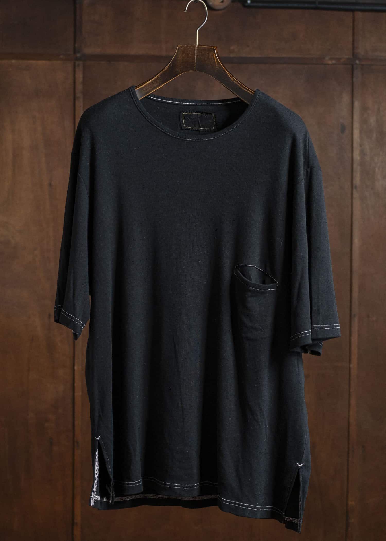 ZIIIN FAUST ONE POCKET LOOSE TEE BLACK WITH WHITE STITCH