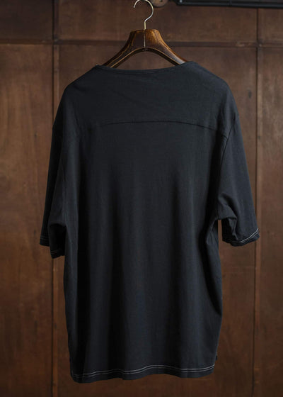ZIIIN FAUST ONE POCKET LOOSE TEE BLACK WITH WHITE STITCH