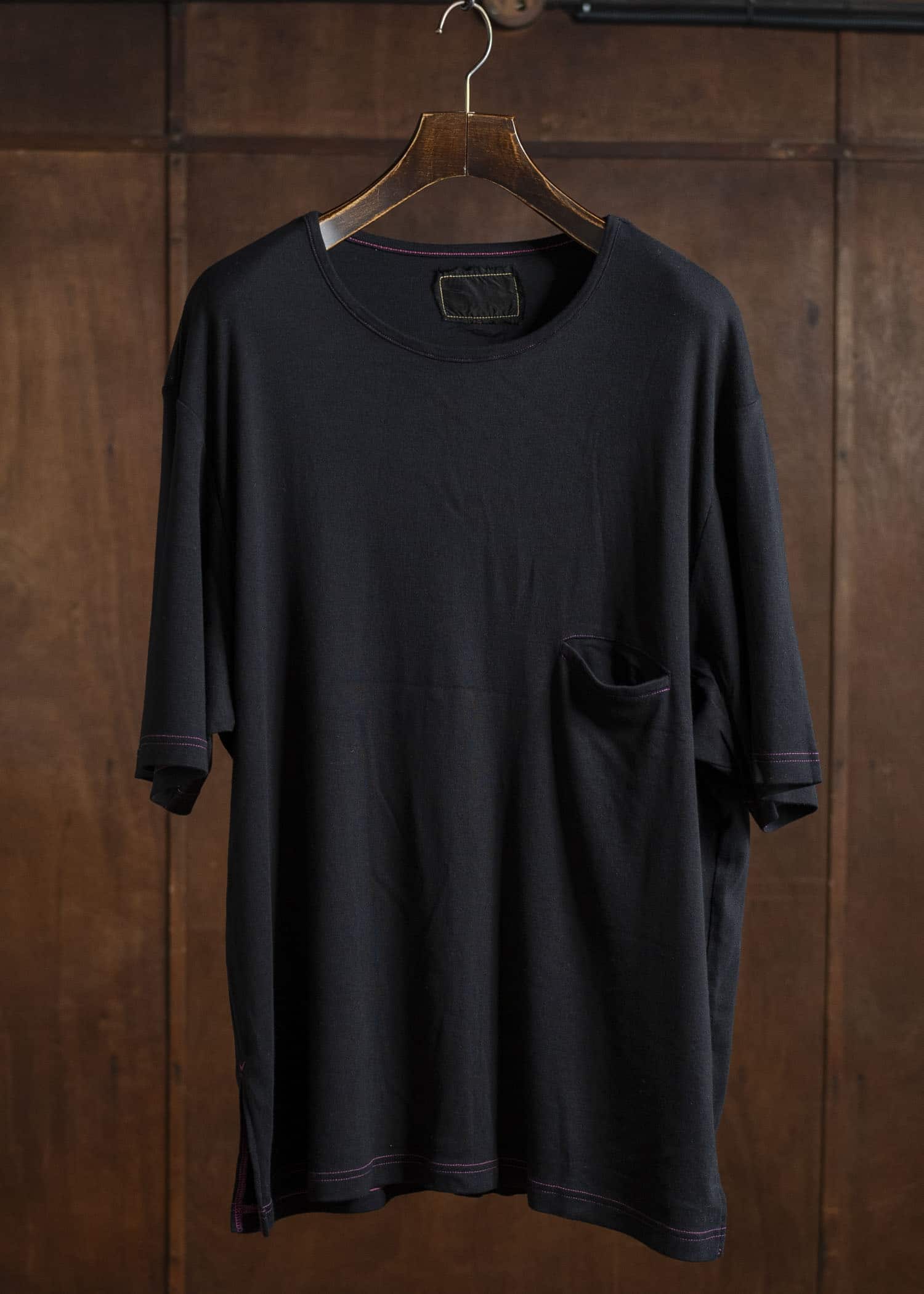 ZIIIN FAUST ONE POCKET LOOSE TEE BLACK WITH PINK STITCH