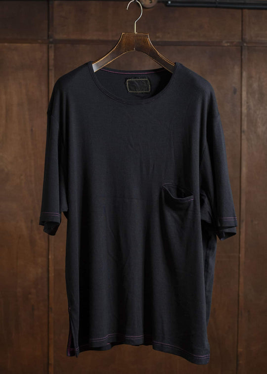 ZIIIN FAUST ONE POCKET LOOSE TEE BLACK WITH PINK STITCH