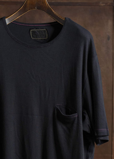 ZIIIN FAUST ONE POCKET LOOSE TEE BLACK WITH PINK STITCH