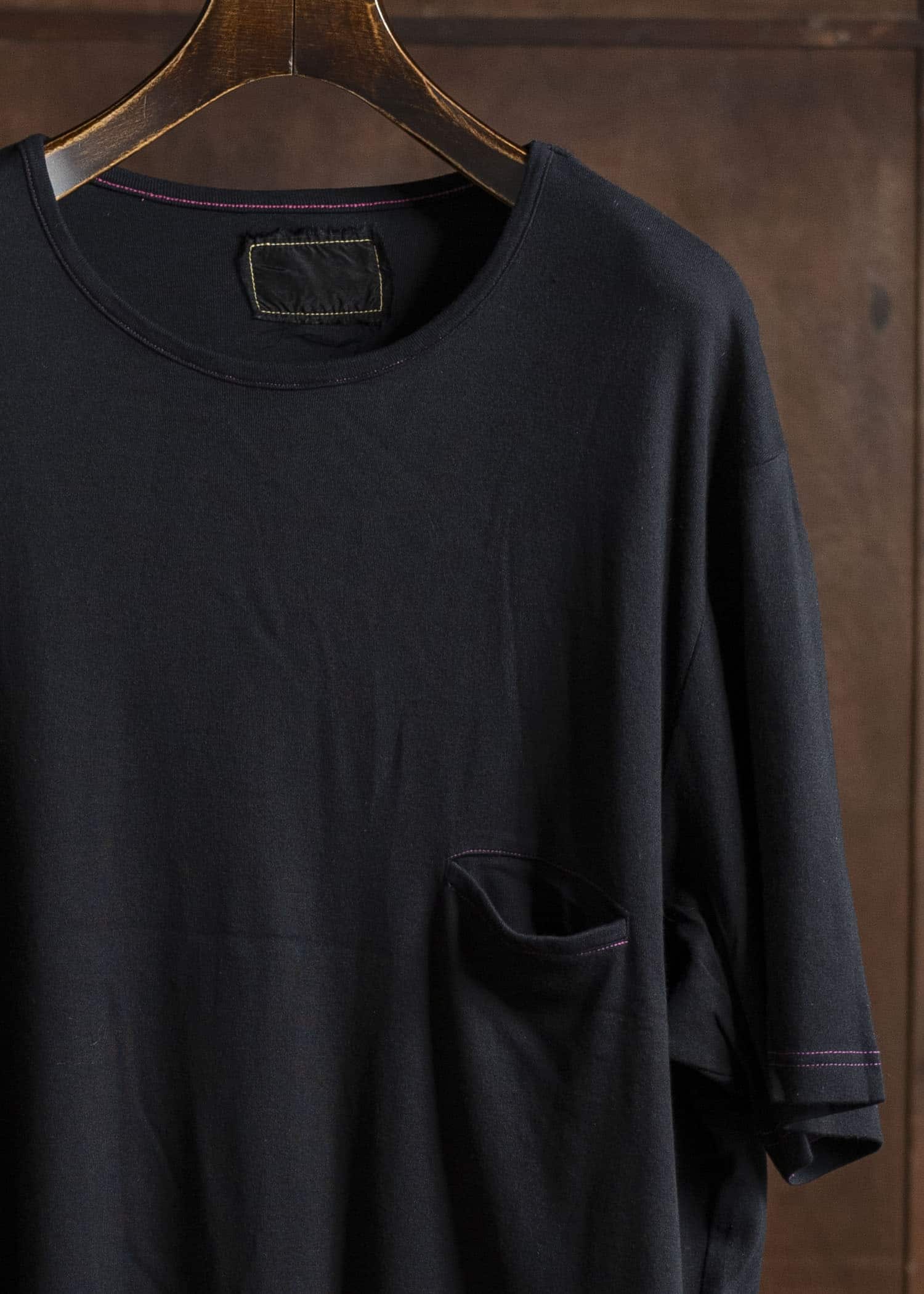 ZIIIN FAUST ONE POCKET LOOSE TEE BLACK WITH PINK STITCH