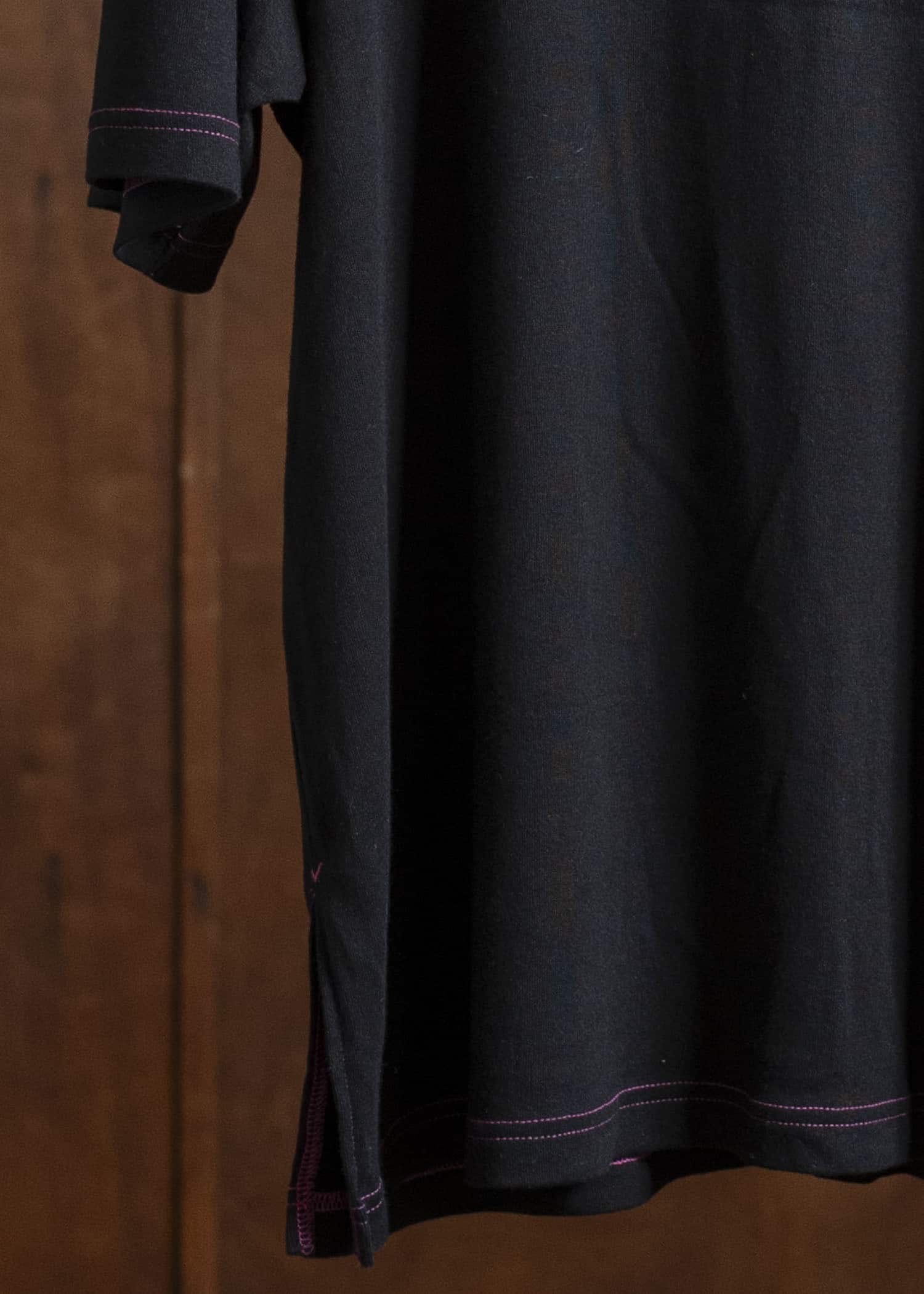 ZIIIN FAUST ONE POCKET LOOSE TEE BLACK WITH PINK STITCH