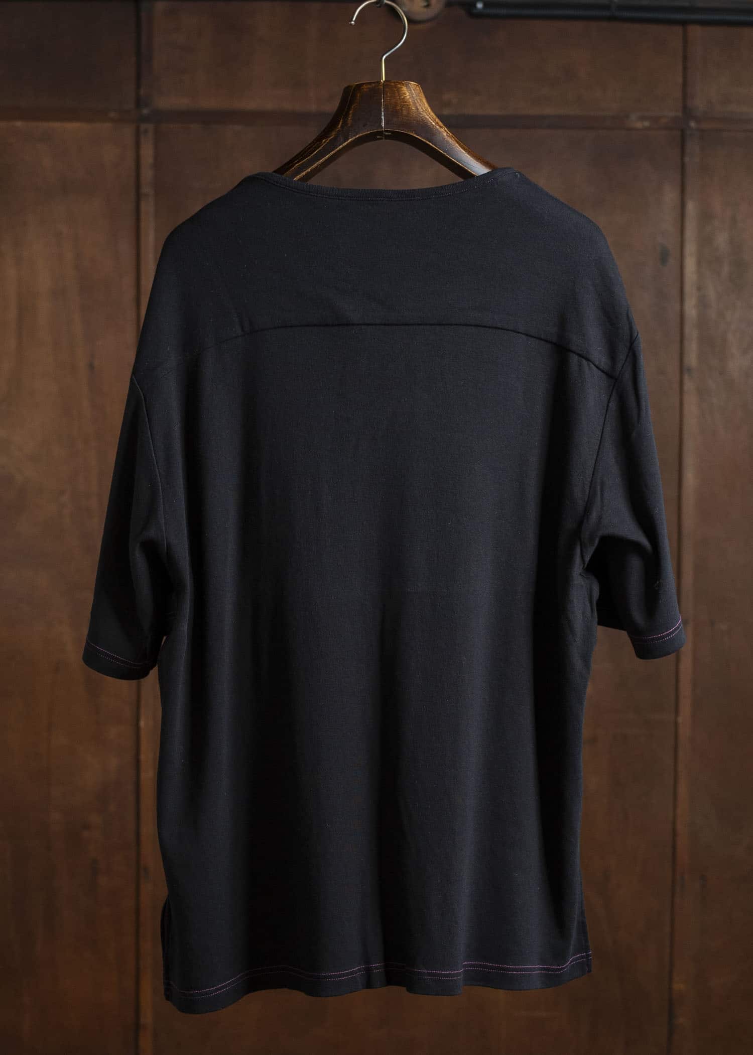 ZIIIN FAUST ONE POCKET LOOSE TEE BLACK WITH PINK STITCH