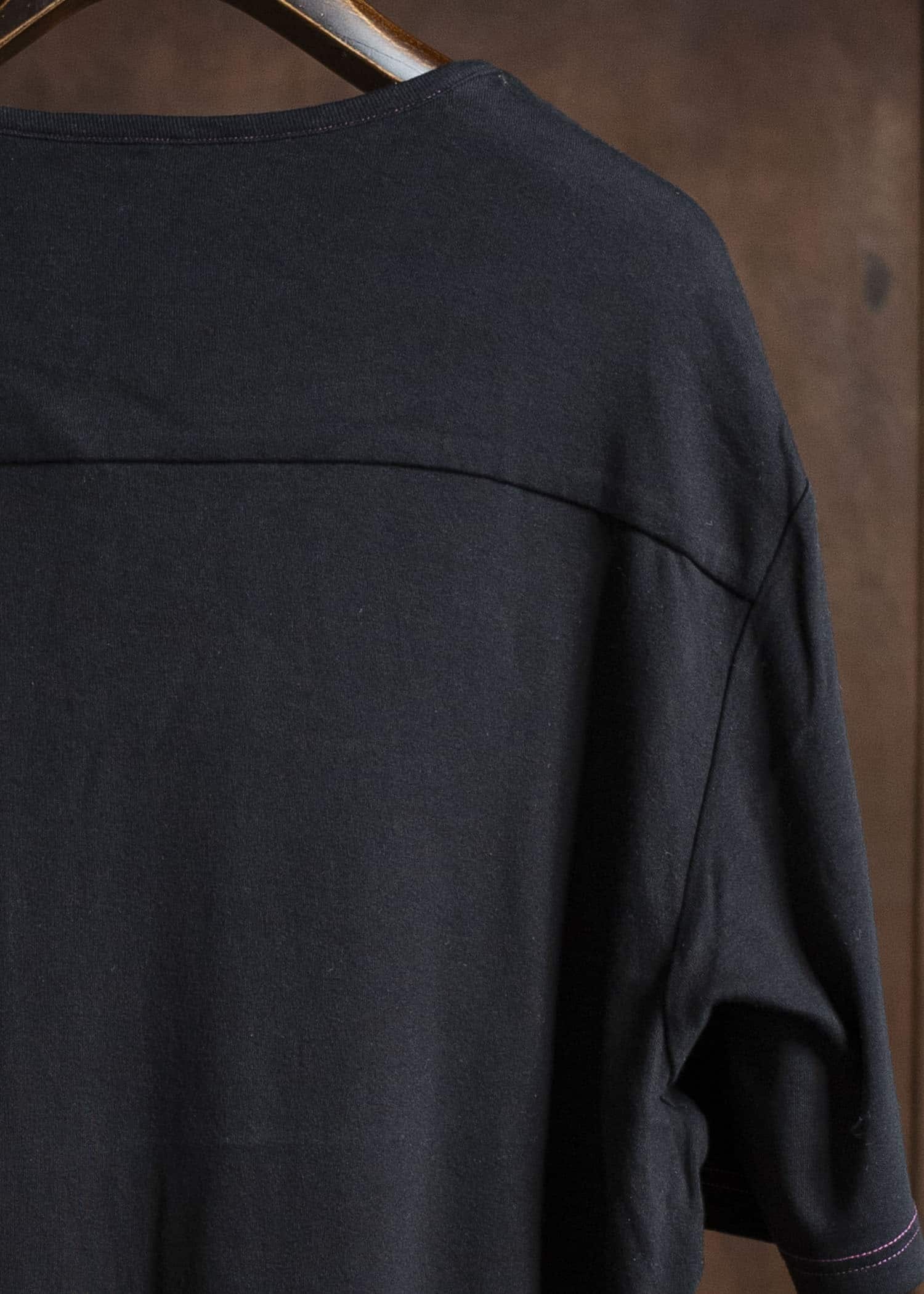 ZIIIN FAUST ONE POCKET LOOSE TEE BLACK WITH PINK STITCH