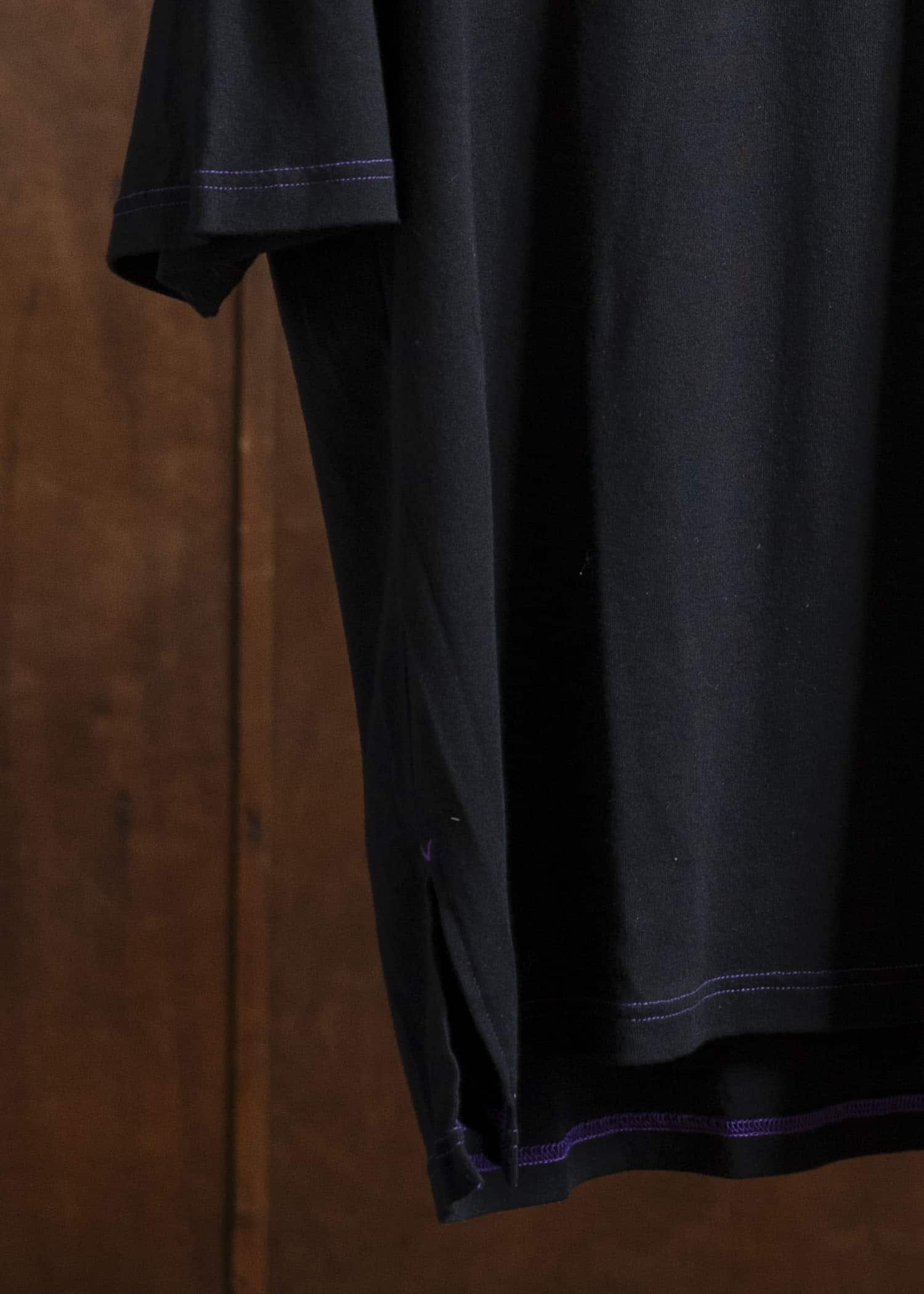 ZIIIN FAUST ONE POCKET LOOSE TEE BLACK WITH GRAPE STITCH