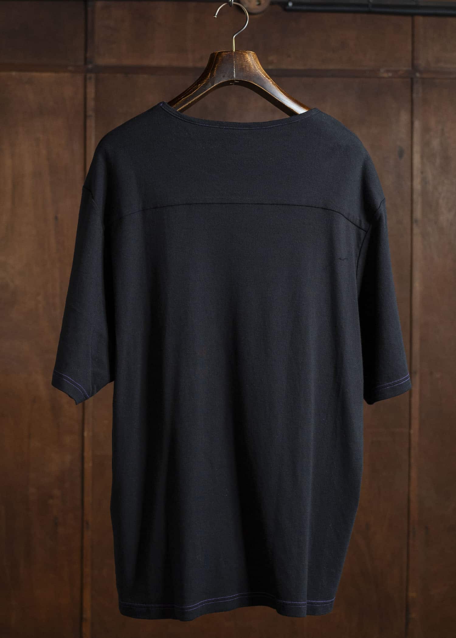 ZIIIN FAUST ONE POCKET LOOSE TEE BLACK WITH GRAPE STITCH