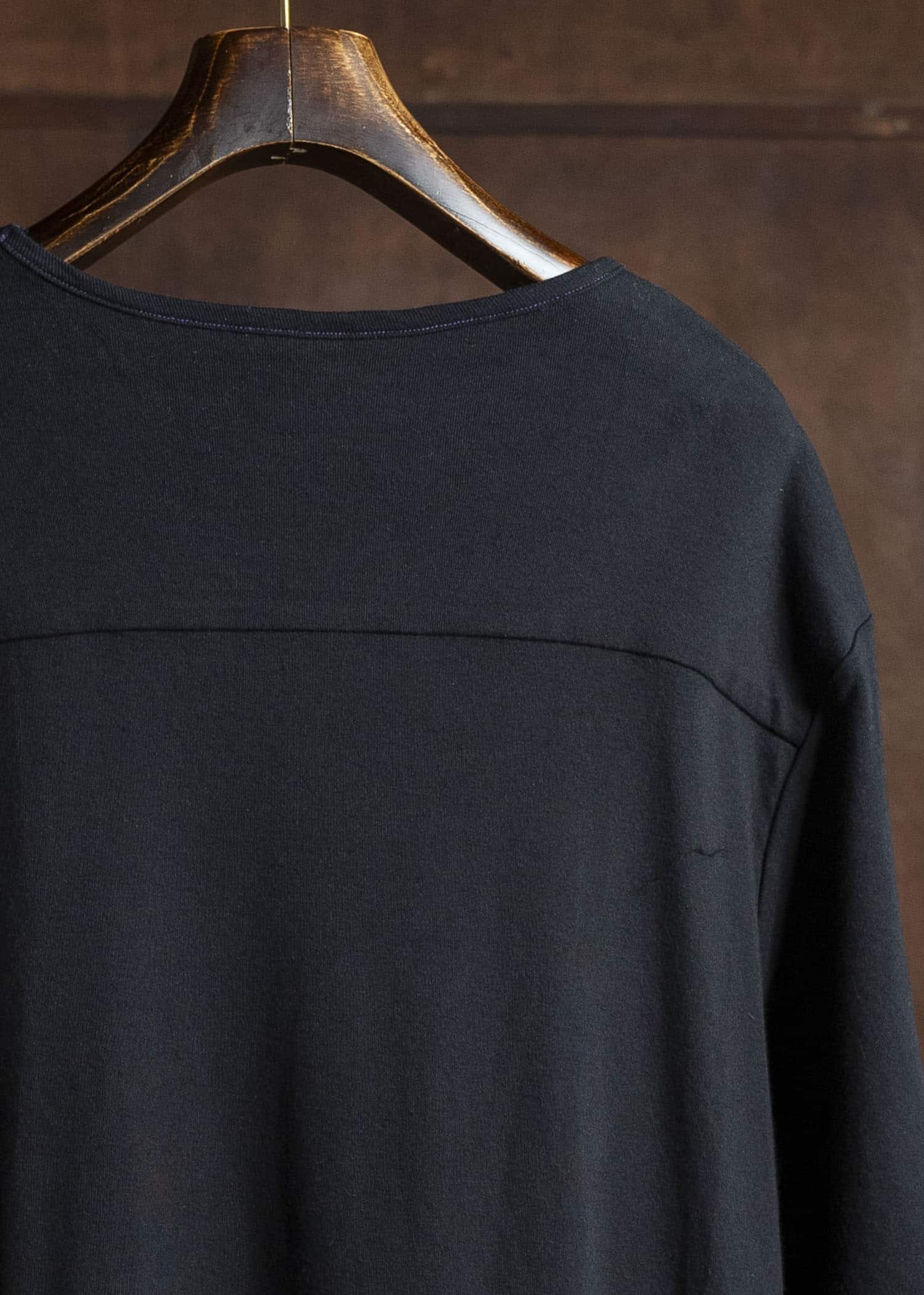 ZIIIN FAUST ONE POCKET LOOSE TEE BLACK WITH GRAPE STITCH