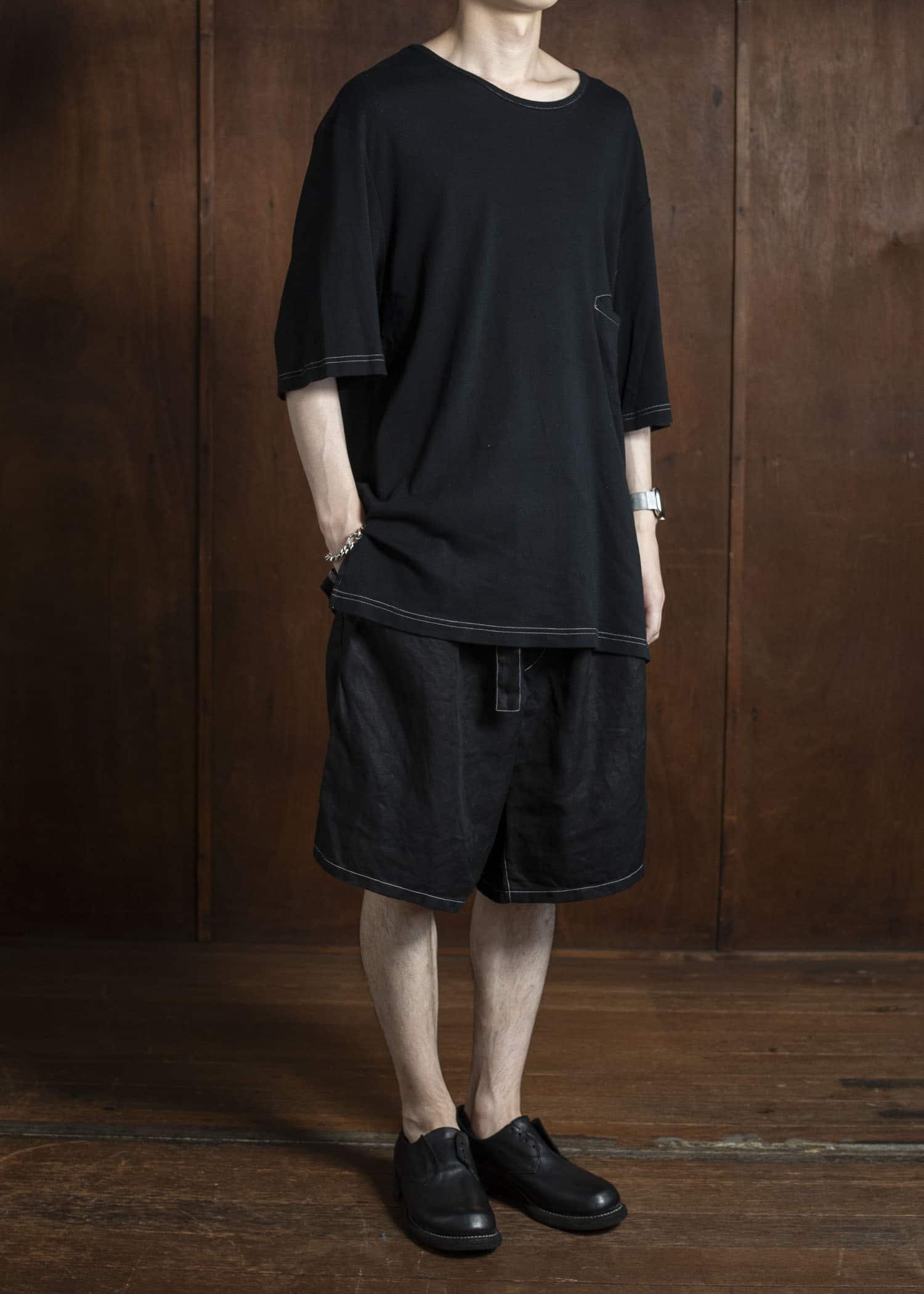 ZIIIN FAUST ONE POCKET LOOSE TEE BLACK WITH WHITE STITCH