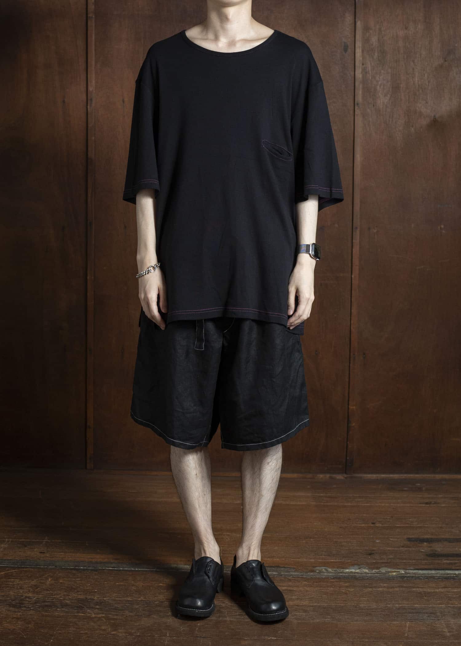 ZIIIN FAUST ONE POCKET LOOSE TEE BLACK WITH PINK STITCH