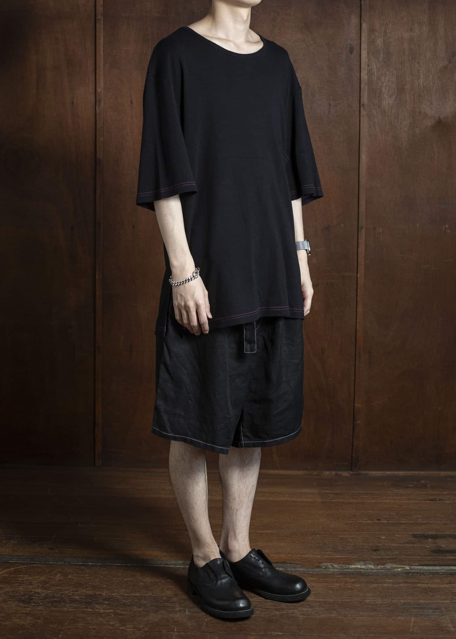 ZIIIN FAUST ONE POCKET LOOSE TEE BLACK WITH PINK STITCH