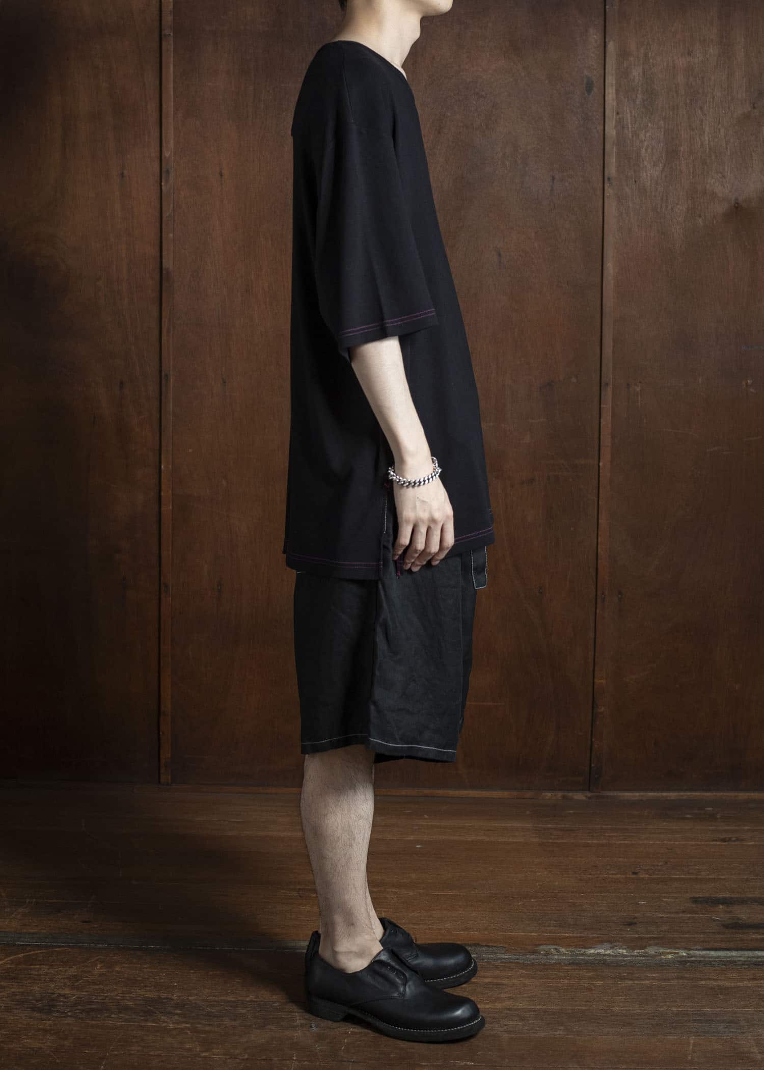 ZIIIN FAUST ONE POCKET LOOSE TEE BLACK WITH PINK STITCH