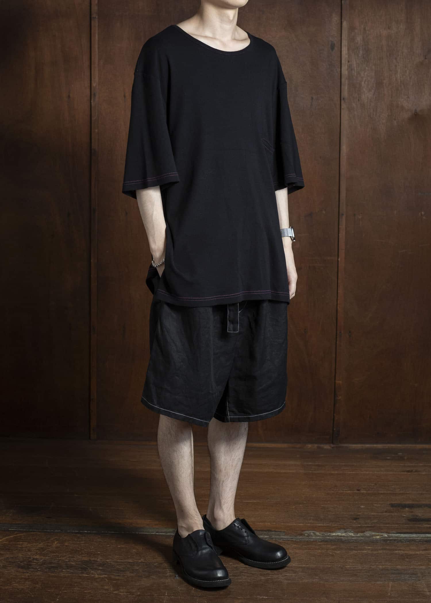 ZIIIN FAUST ONE POCKET LOOSE TEE BLACK WITH PINK STITCH