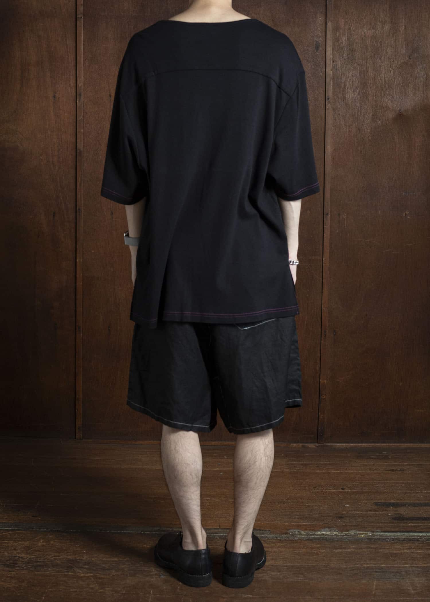 ZIIIN FAUST ONE POCKET LOOSE TEE BLACK WITH PINK STITCH