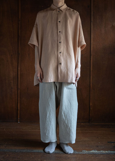 JAN-JAN VAN ESSCHE SHIRT#98 SHORT SLEEVE SHIRT WITH SIDESPLITS AND ASYMMETRICAL PLEAT IN THE BACK LINEN SHIRTING UME NATURAL PLUM DYE
