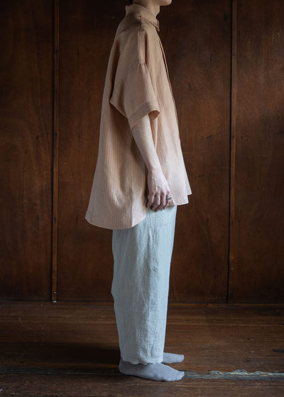 JAN-JAN VAN ESSCHE SHIRT#98 SHORT SLEEVE SHIRT WITH SIDESPLITS AND ASYMMETRICAL PLEAT IN THE BACK LINEN SHIRTING UME NATURAL PLUM DYE