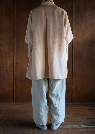 JAN-JAN VAN ESSCHE SHIRT#98 SHORT SLEEVE SHIRT WITH SIDESPLITS AND ASYMMETRICAL PLEAT IN THE BACK LINEN SHIRTING UME NATURAL PLUM DYE