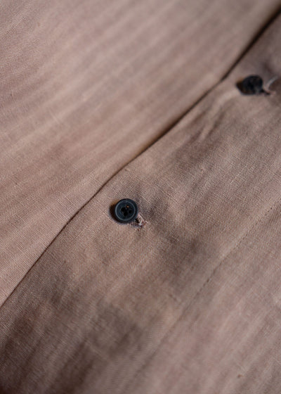 JAN-JAN VAN ESSCHE SHIRT#98 SHORT SLEEVE SHIRT WITH SIDESPLITS AND ASYMMETRICAL PLEAT IN THE BACK LINEN SHIRTING UME NATURAL PLUM DYE