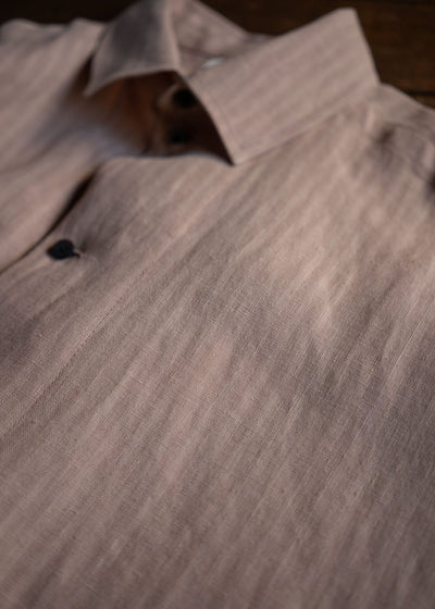 JAN-JAN VAN ESSCHE SHIRT#98 SHORT SLEEVE SHIRT WITH SIDESPLITS AND ASYMMETRICAL PLEAT IN THE BACK LINEN SHIRTING UME NATURAL PLUM DYE