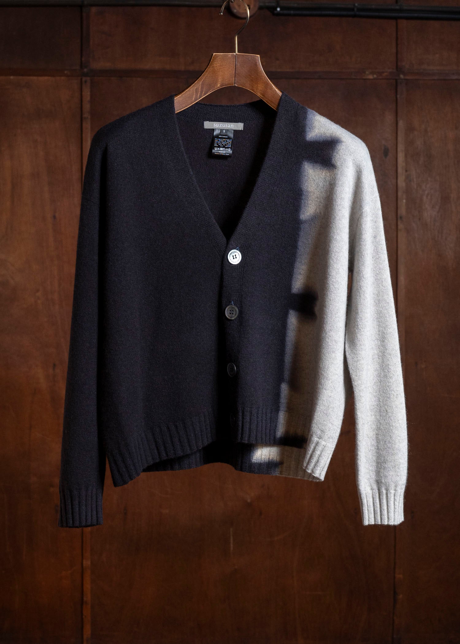 SUZUSAN 3085K-545 Cashmere Seamles Short Cardigan Sekka Shibori "Bridge" Black - Light Grey