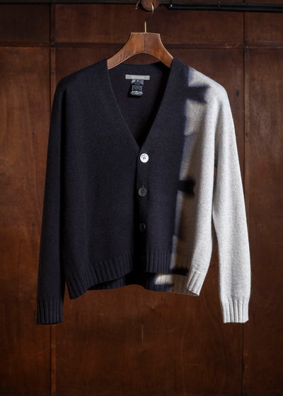 SUZUSAN 3085K-545 Cashmere Seamles Short Cardigan Sekka Shibori "Bridge" Black - Light Gray