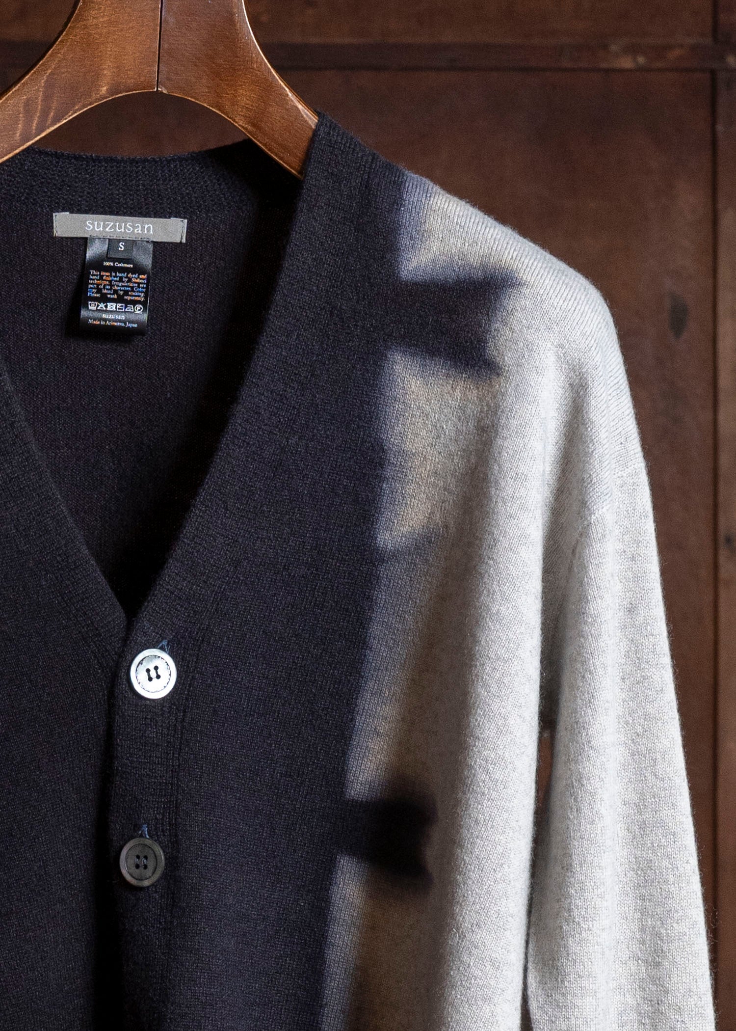 SUZUSAN 3085K-545 Cashmere Seamles Short Cardigan Sekka Shibori "Bridge" Black - Light Grey